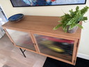 Niedrige Vitrine mit geriffeltem Glas