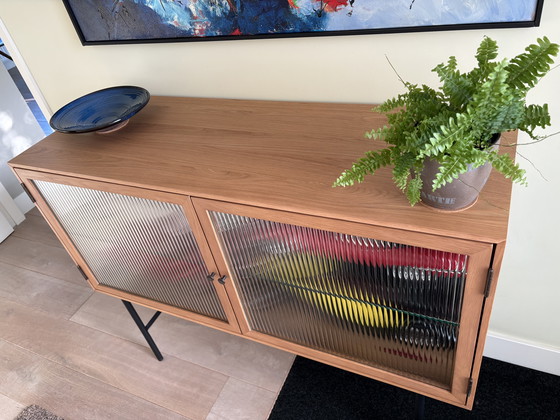 Image 1 of Lage vitrinekast met ribbelglas