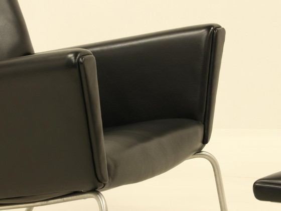 Image 1 of Poltrona Wing e pouf coordinato – CH445 e CH446 – di Hans Wegner