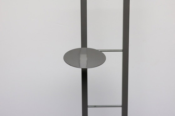 Image 1 of Kapstok uit de jaren ’80, met invloeden van de Memphis-stijl (denk aan ontwerpers als Sottsass en Pesce).