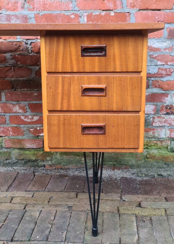 Image 1 of Bureau design vintage. Années 1960. Pieds en épingle à cheveux.