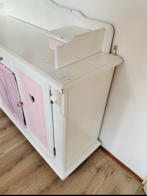 Preciosa cómoda antigua para la habitación de una niña.