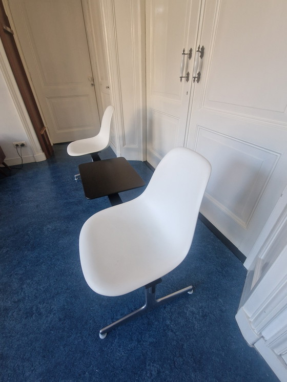 Image 1 of Vitra/Eames side chair RE on traverse with table