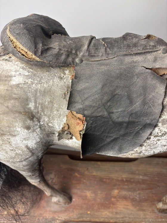 Image 1 of Antico cavallo da tiro in legno su slitta con rivestimento in tessuto e pelle – circa fine XIX/inizio XX secolo
