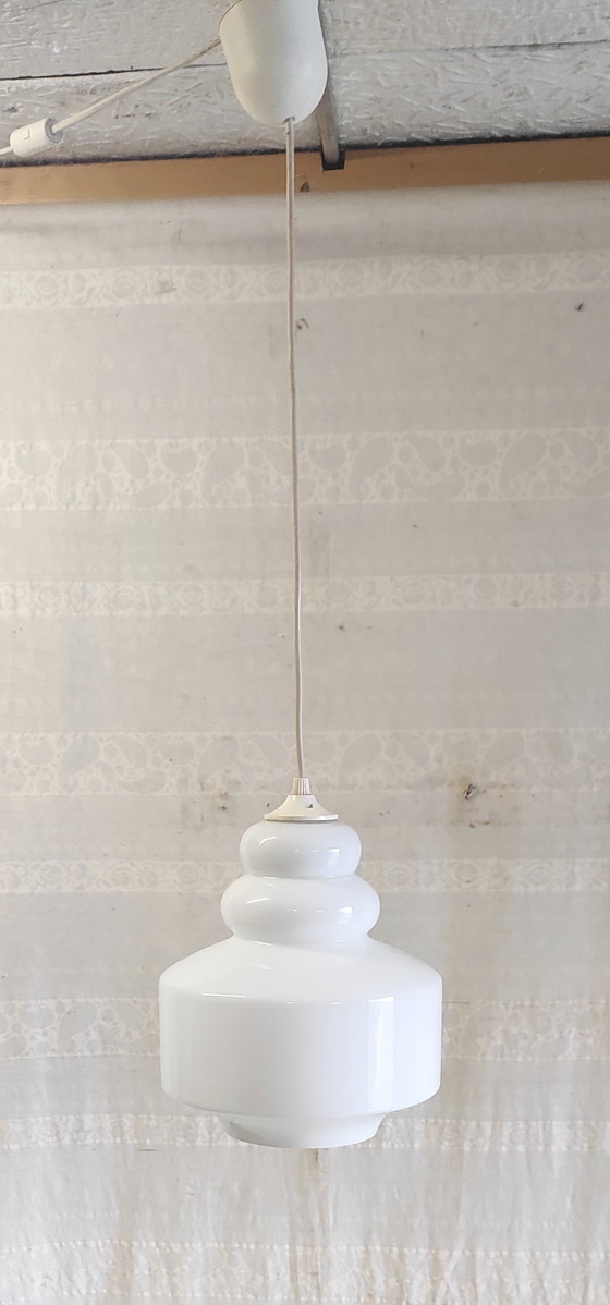 Image 1 of Lámpara colgante de estilo escandinavo con pantalla de cristal opalino - mediados del siglo XX