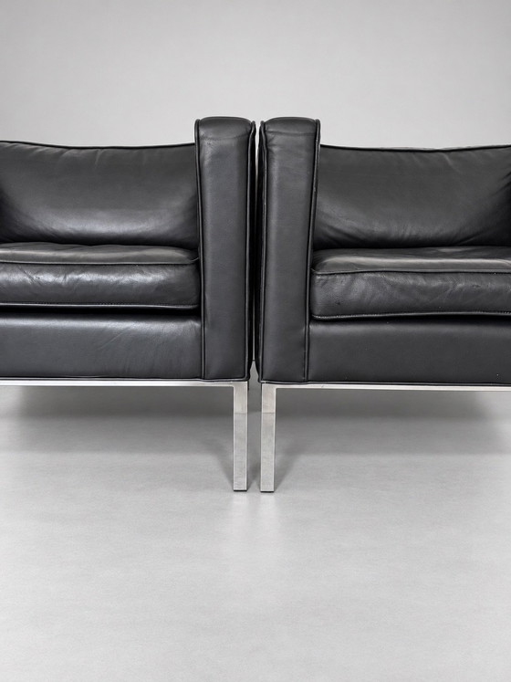 Set Artifort 905 Comfort Fauteuils en cuir noir, Chrome (photo 5 sur 7)