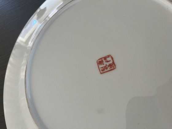 Image 1 of Plato decorativo de porcelana china pintado a mano – Jingdezhen – Famille Rose – Ø27 cm
