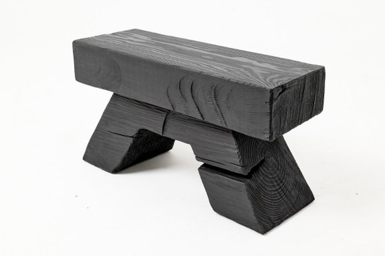 Image 1 of Rustieke, sculpturale kruk/bijzettafel, gebrand zwart eikenhout, gesneden, uniek, Logniture
