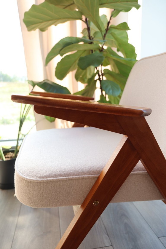 Image 1 of Fauteuil scandinave blanc bouclé, design Chierowsky