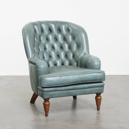 Blauer Chesterfield-Sessel aus englischem Rindsleder mit dekorativen Nieten