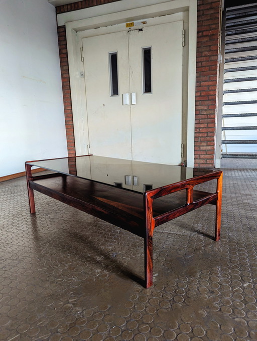 Table basse en bois de rose et verre fumé Danemark années 1960