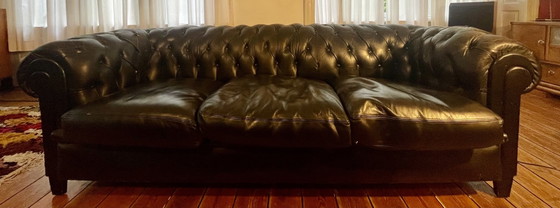 Elegante Chesterfield negro, Sofás de 3 plazas, Cuero (foto 2 de 5)