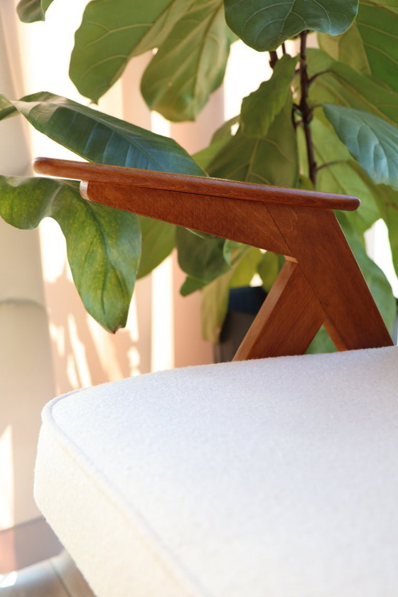 Image 1 of Fauteuil scandinave blanc bouclé, design Chierowsky