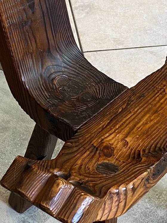 Image 1 of antieke brutalistische driepootstoel n2 gesneden massief hout
