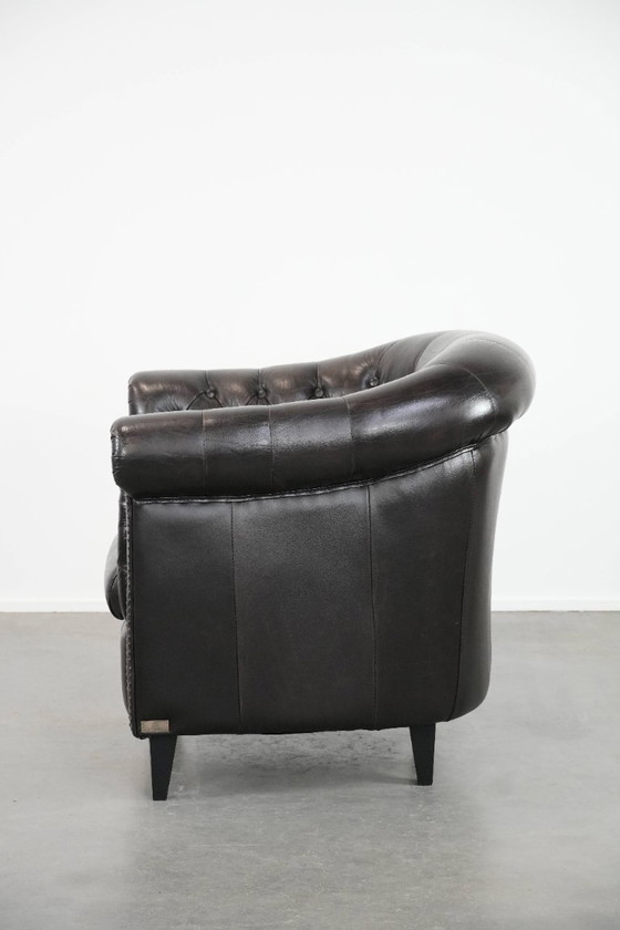 Image 1 of Fauteuil club Chesterfield luxueux en cuir de vachette foncé de style anglais