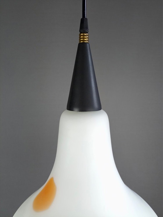 Image 1 of Grande lampada a sospensione Stilnovo a una luce in opalina e inclusioni colorate. Italia, anni '50