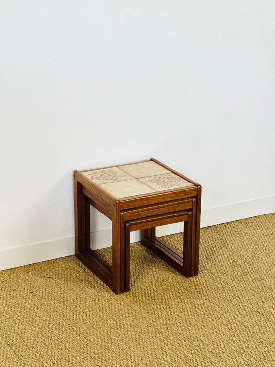 Image 1 of Set de 3 tables basses gigognes vintage en teck et céramique, 1960