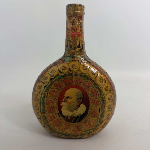 Collage-Kunst, eine Flasche mit Zigarrenbändern bedeckt