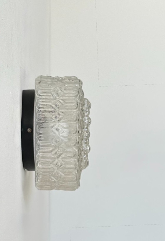 Image 1 of Een paar vintage wandlampen, metaal en geperst glas, Frankrijk, 1970