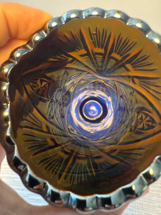 Image 1 of Vase ancien Brockwitz « Étoile incurvée » en verre irisé bleu cobalt • 24,5 cm • Bon état vintage