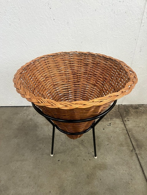 Vintage wicker pointed basket / plant furniture, Netherlands 1960s