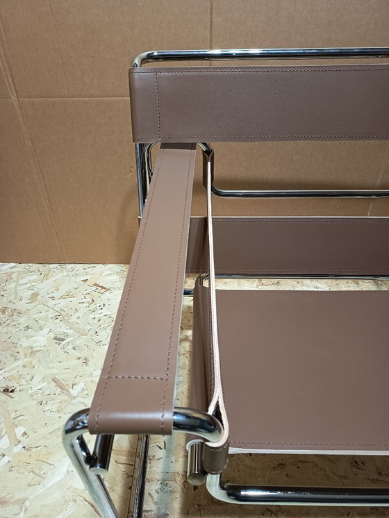 Image 1 of Poltrone Knoll Wassily B3 2 nuove/usate in pelle color noce di Marcel Breuer € 4.400
