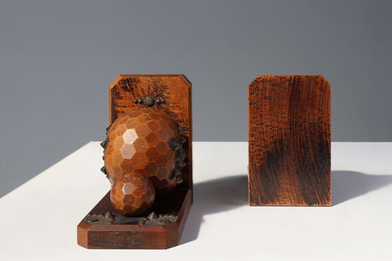 Image 1 of Paar Art-Déco-Buchstützen mit facettierten Kugeln aus Eichenholz mit Metallverzierungen, Frankreich ca. 1920