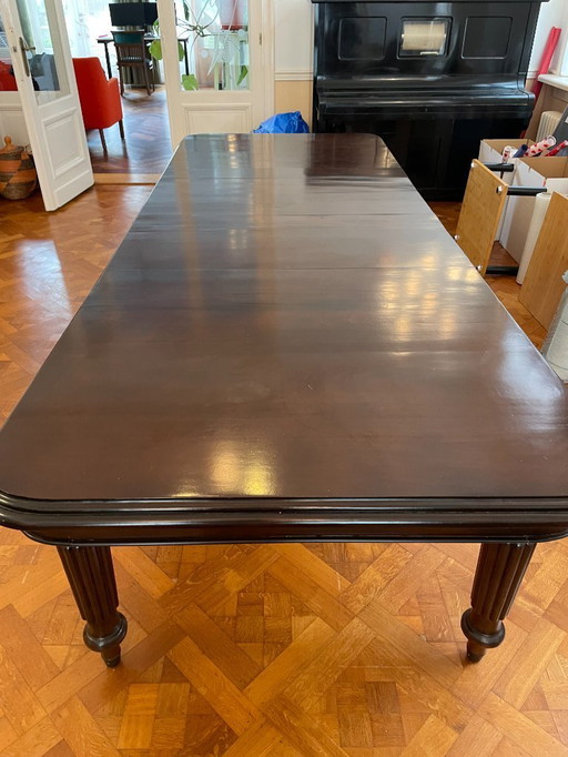 Table de salle à manger spacieuse
