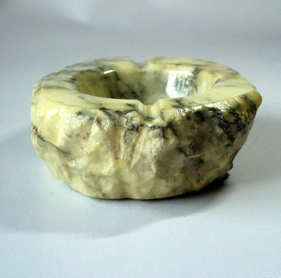 Image 1 of Schwerer Onyx Aschenbecher hand carved in Italy