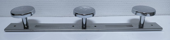 Image 1 of twee vintage verchroomde metalen jashaken