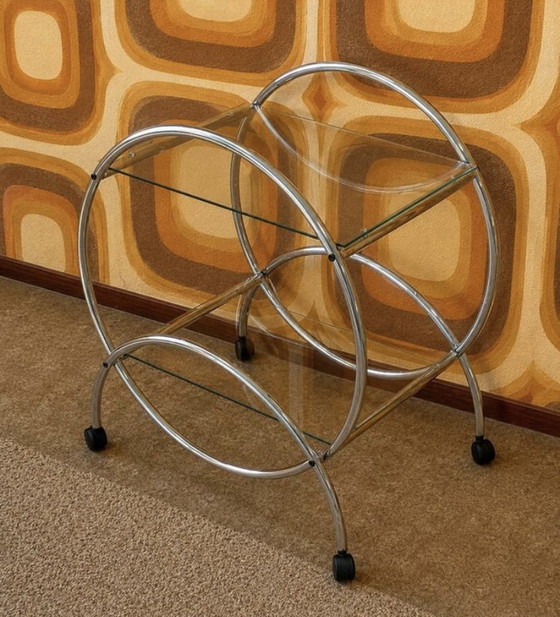 Image 1 of Vintage chrome serveerwagen model Bauhaus op wieltjes met 2 glazen bladen