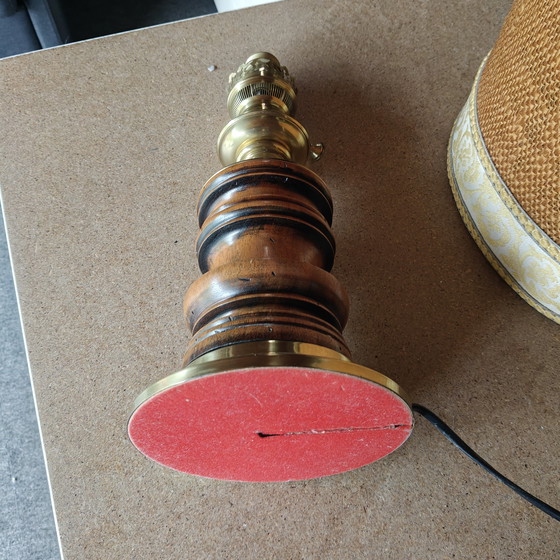 Image 1 of Auffällige Tischleuchte aus Messing und Holz mit Bastschirm – Hollywood Regency Stil, ca. 1970