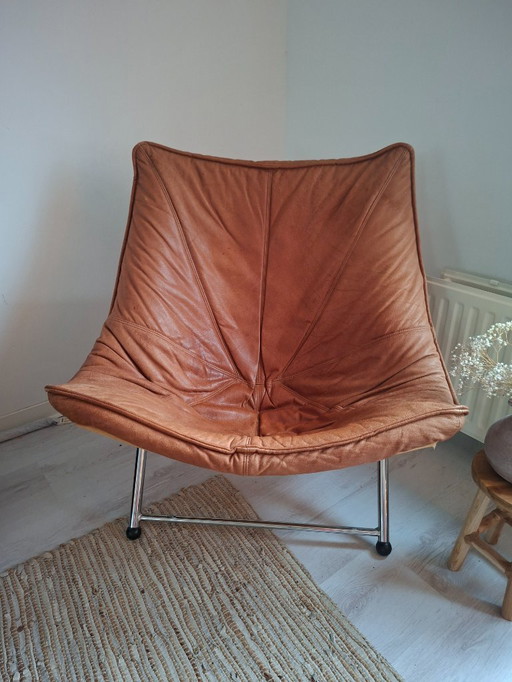 Poltrona lounge in pelle cognac di Teun Van Zanten / Molinari, pezzo di design caldo ed elegante