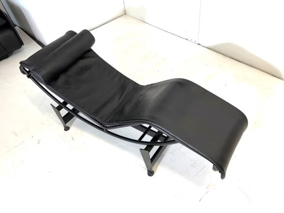 Image 1 of Chaise longue LC4 en cuir de Charlotte Perriand pour Cassina
