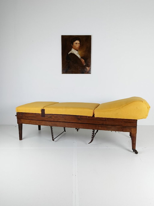 Cama de hospital militar inglesa antigua