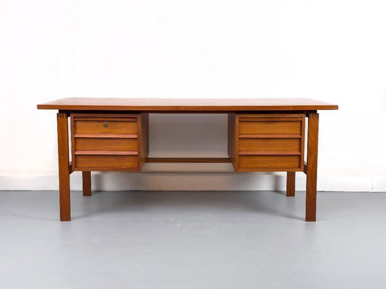 Image 1 of Teakhouten bureau uit het midden van de eeuw door Svend Åge Madsen voor Sigurd Hansen, jaren 60