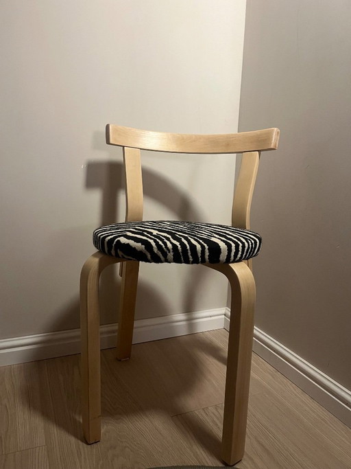 Artek 68 stoel met Gullichsen stof