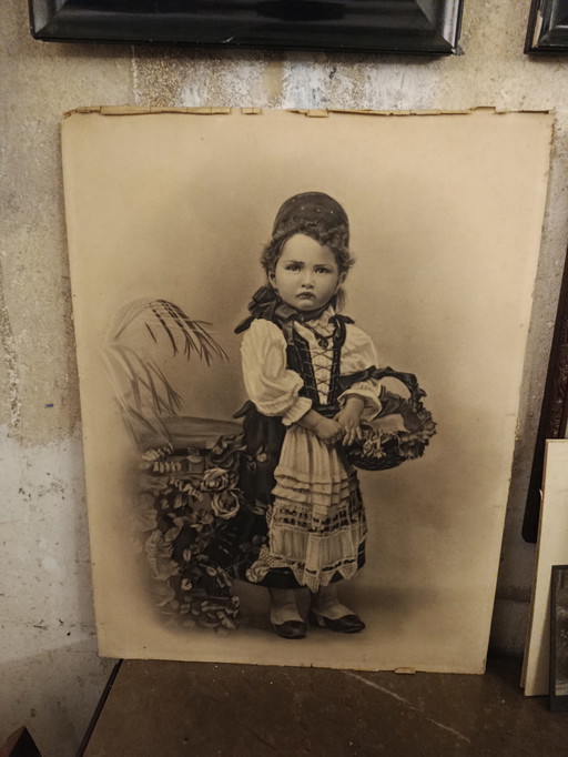 UNIQUE! XL charcoal drawing, antique, circa 1900, portrait of a girl with a fruit basket