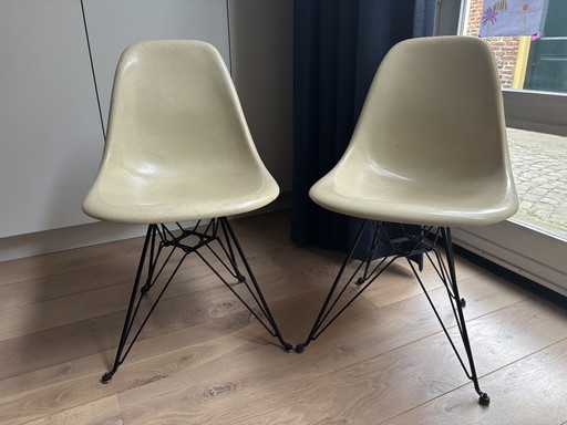 2x Sillas auxiliares Vintage Eames Miller DSR de fibra de vidrio – Parchment