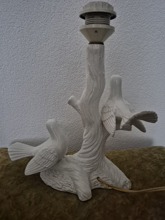 Image 1 of Vintage Hollywood Regency Italiaanse keramiek tafellamp duiven op boomstam 