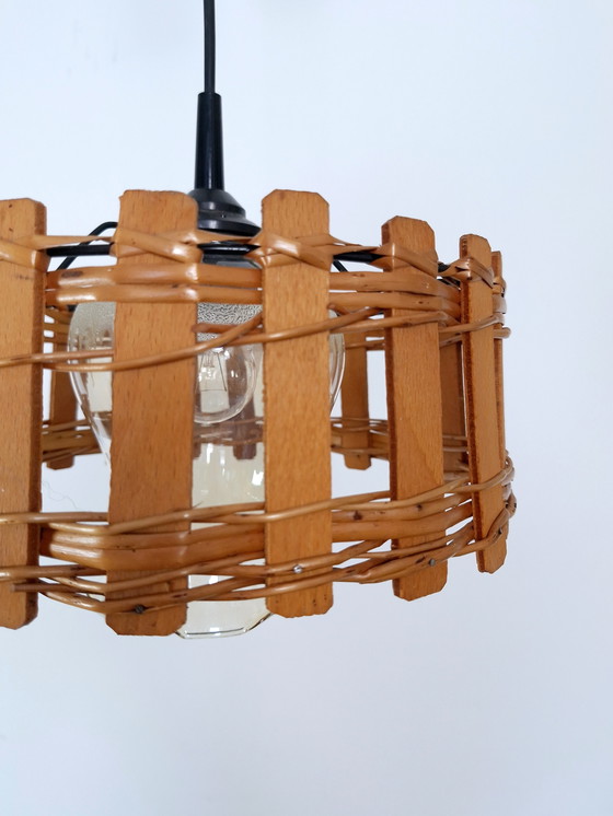 Image 1 of Vintage rieten hanglamp, houten rustieke hanglamp, retro keuken jaren 80, boerderij armatuur
