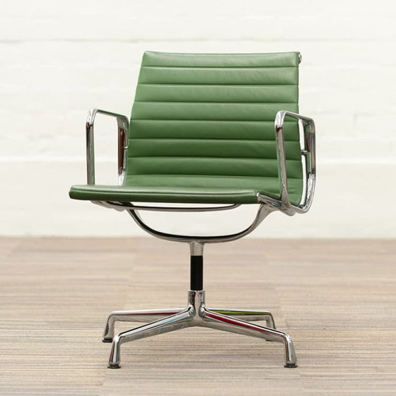 Image 1 of Vitra Ea 108 Drehstuhl