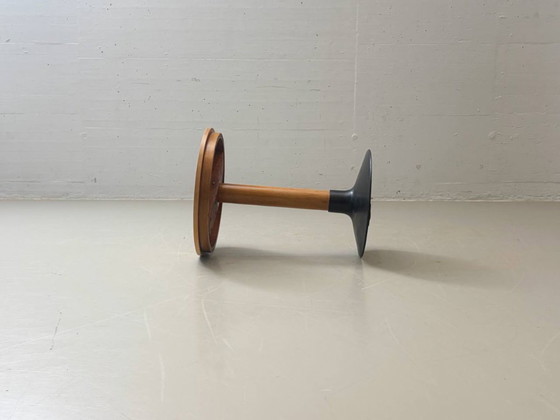 Image 1 of Ronde bijzettafel met gietijzeren voet, jaren 70