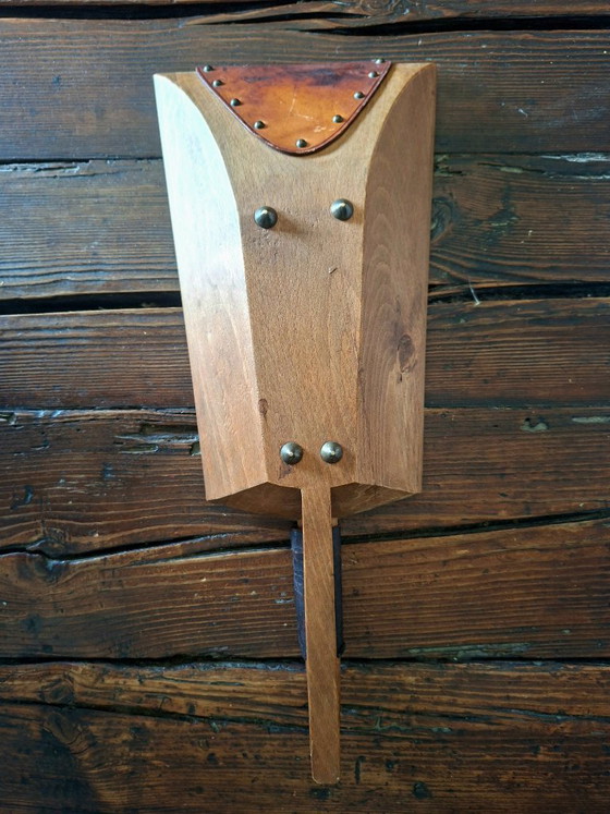 Image 1 of Decorazione vintage a forma di pala in legno, pelle e metallo - Artigianato rustico da fattoria