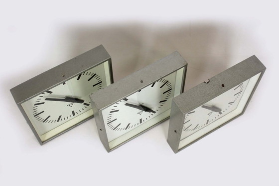Image 1 of Orologi ferroviari quadrati industriali di Pragotron, anni '80, set di 3