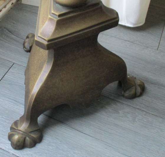 Image 1 of Großer bronzener Stehleuchter auf Klauenfüßen, Höhe 100 cm, 9 kg.