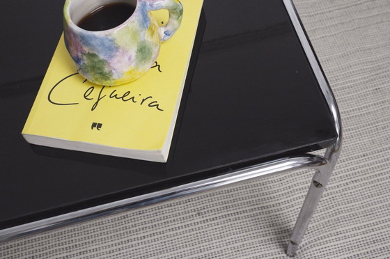 Image 1 of Tavolino laterale Bauhaus cromato con piano in acciaio tubolare e MDF nero, panca/mensola in stile Laccio di Marcel Breuer