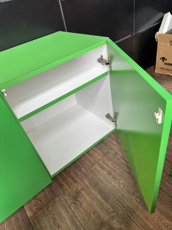 Image 1 of Aparador de 4 puertas verde brillante