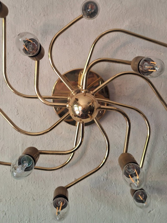 Image 1 of Lustre en laiton à trois niveaux en spirale, style moderne du milieu du siècle, avec 12 lumières, années 1960