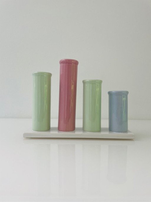 Vase tube en céramique aux tons pastel - design ludique et élégant